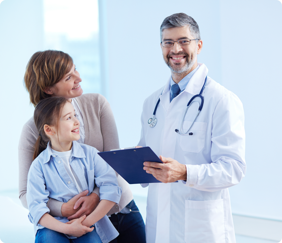 doutor feliz segurando uma prancheta com pacientes